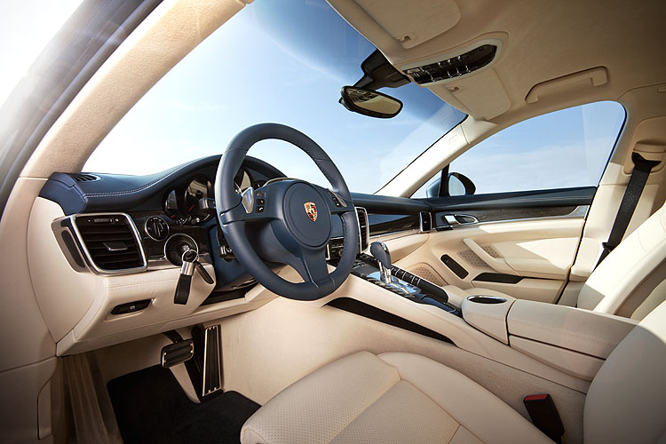 Osm hodin za volantem čtyřsedadlového luxusního sportovního Porsche Panamera 4