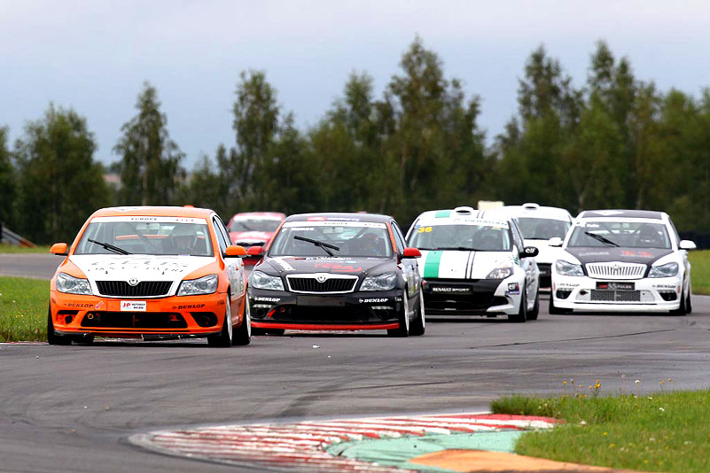 Skvělá neděle Petra Fulína: na Nürburgring se Seatem Leonem druhý a v Mostě se Škodou Octavií třetí