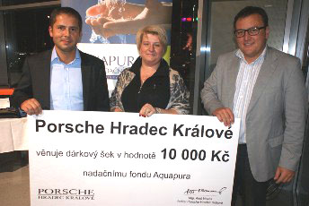 Hradečtí hokejisté zahájili novou sezonu v autosalonu Porsche Hradec Králové