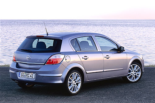 Světová premiéra Opel Astra nové generace na autosalonu ve Frankfurtu nad Mohanem (13. až 21. září 2003)