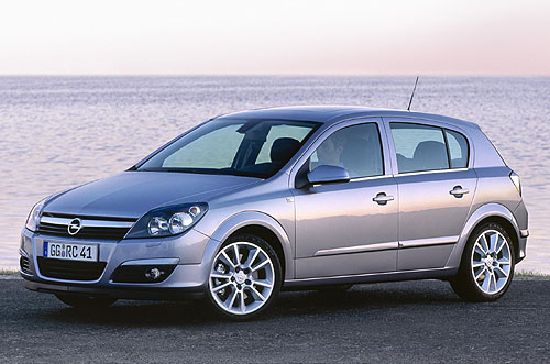 Světová premiéra Opel Astra nové generace na autosalonu ve Frankfurtu nad Mohanem (13. až 21. září 2003)