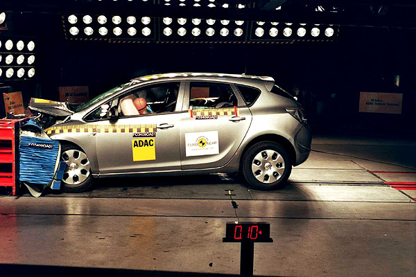 Nový Opel Astra: Maximálních 5 hvězdiček v testech Euro NCAP !