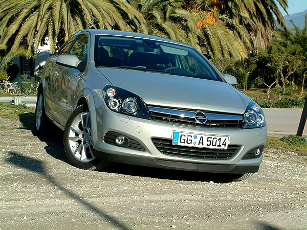 Kupé Opel Astra GTC pro každého