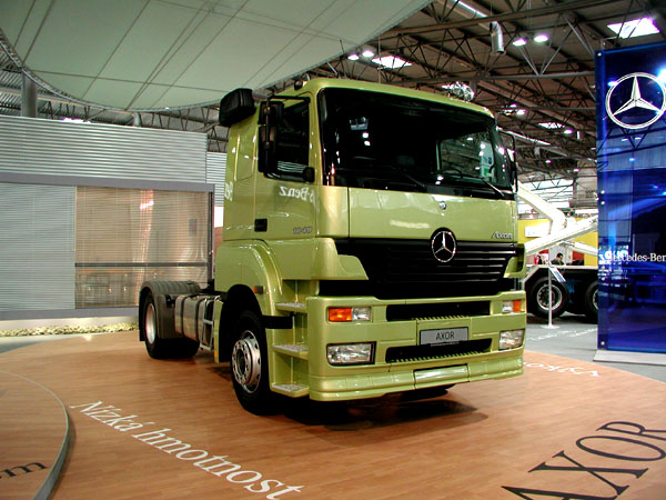 Mercedes-Benz na autosalonu Autotec 2002 - od kompaktního vanu až po nejtěžší nákladní automobily (1)