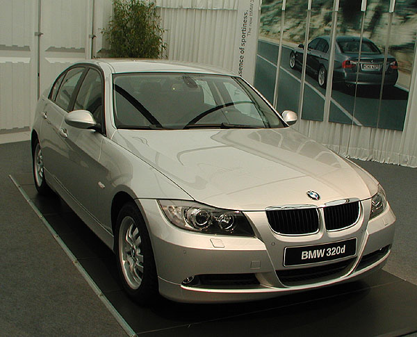 Nové BMW řady 3 po světové premiéře 1. března 2005 na autosalonu v Ženevě vstupuje na český trh