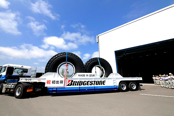 Bridgestone začal vyrábět obří pneumatiky v novém závodě Kitakyushu