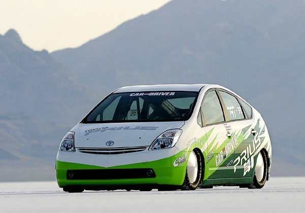 Rekordní jízdy Toyoty Landspeed Priusu s hybridním pohonem na solném jezeře v Bonneville ve státě Utah