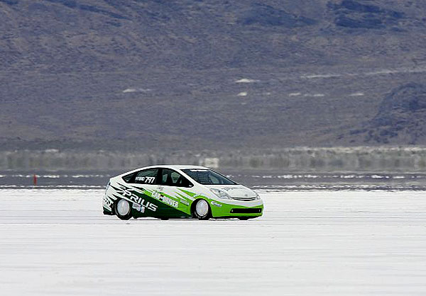 Rekordní jízdy Toyoty Landspeed Priusu s hybridním pohonem na solném jezeře v Bonneville ve státě Utah