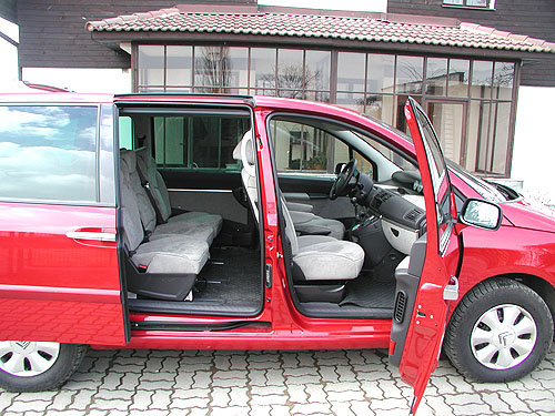 Luxusní monospace Citroën C8 obdržel v testech nárazu od EURONCAP maximální počet pět hvězdiček