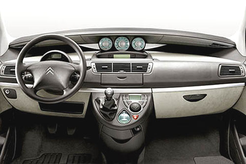 Citroen uvedl na trh velkoprostorový C8 nového modelového roku
