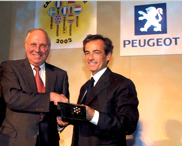 Generální ředitel Peugeotu Frédéric SAINT-GEOURS oficiálně převzal ocenění Automobil roku 2002 udělené modelu Peugeot 307