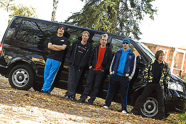 Volkswagen Caravelle společníkem kapely Chinaski na Space Tour 2008 