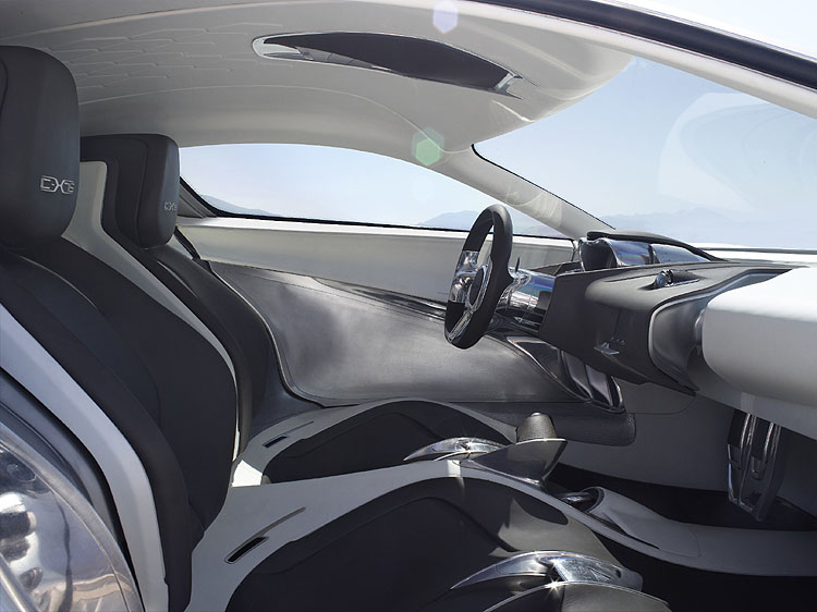 Značka Jaguar na tiskové konferenci představila plán vyrábět hybridní superauto Jaguar C-X75