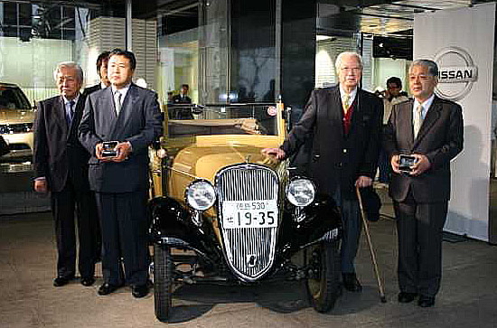 Do centrály Nissanu v Tokiu přijel majitel s prvním sériově vyráběným Datsunem 14 Phaeton