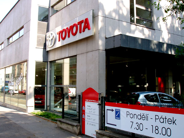Nové dealerství Toyota společnosti Summit Motor Praha bylo včera slavnostně otevřeno