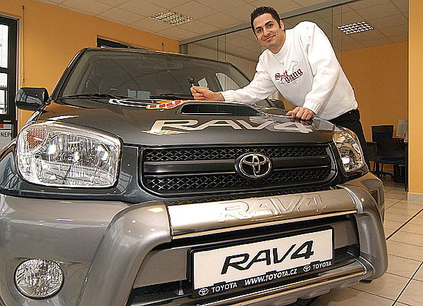 Vyvolený Vladko převzal automobil Toyotu RAV4