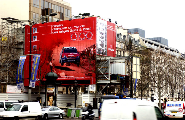 Pařížská třída Champs Élysées v barvách Citroënu