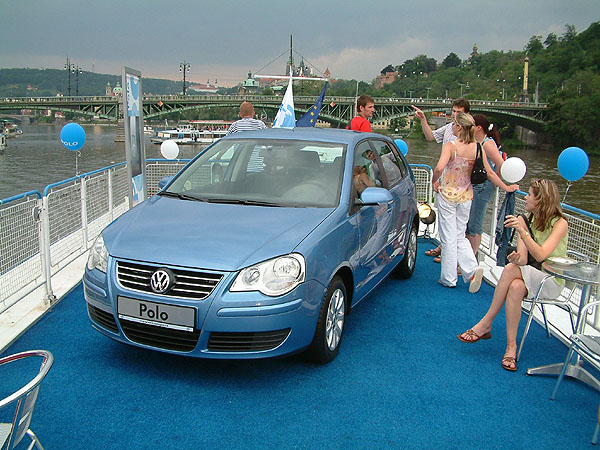 VW Polo připlulo v pondělí – 30. května po Vltavě