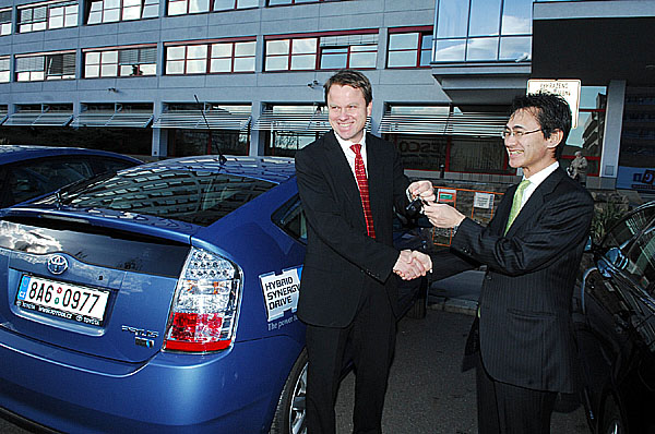 Pět nových automobilů s hybridním pohonem převzal od Tsutomu Otsuba, prezidenta společnosti Toyota Motor Czech ministr životního prostředí Martin Bursík.