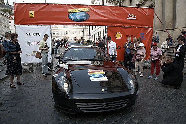 Značka Post-it společnosti 3M oficiálním sponzorem charitativní celosvětové štafety vozů Ferrari