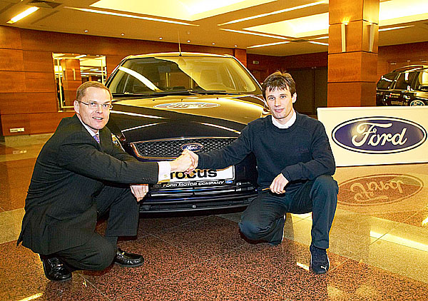 Roman Kresta, tovární jezdec BP-Ford World Rally Teamu, si v Praze převzal svůj nový 