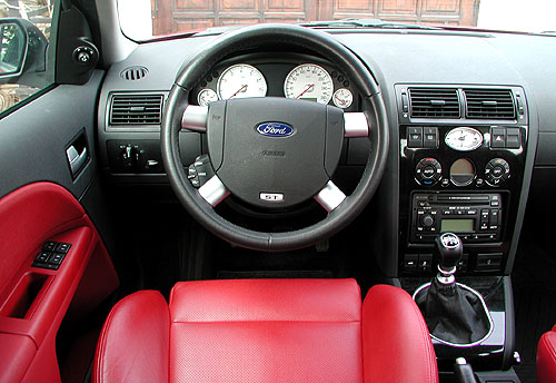 Čtyřdveřový sedan Ford Mondeo ST220 s nejvýkonnějším motorem v redakčním testu