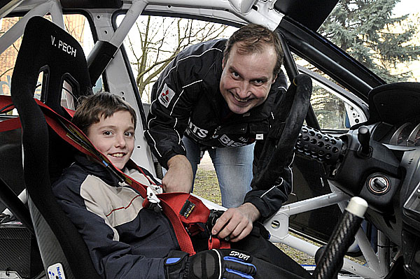 Automobilový závodník Václav Pech přivezl včera 9. prosince dárek pro děti z dětských domovů