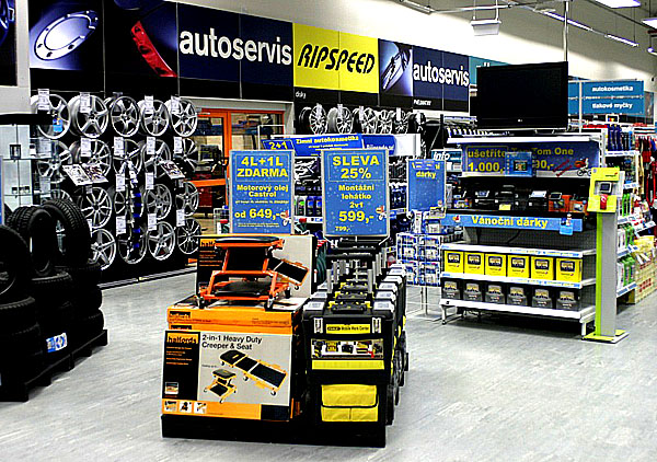 Halfords otevírá v Hradci Králové a jde do Polska