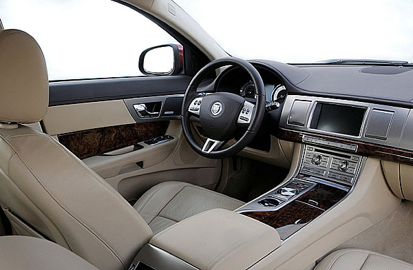 Nový Jaguar XF: Dostupný luxus i na našem trhu
