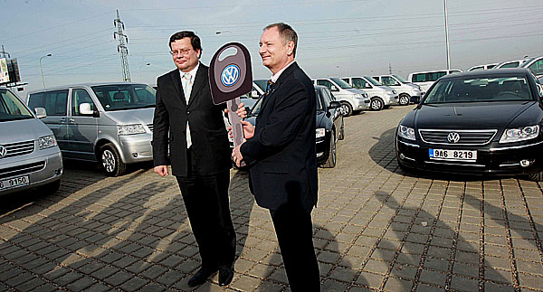 Import Volkswagen Group předal českému státu vozy Volkswagen a Audi pro předsednictví EU
