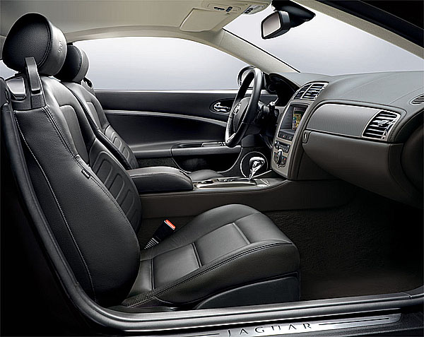 Nový kompresorem přeplňovaný sportovní vůz ve verzi kupé a cabrio – Jaguar XKR.