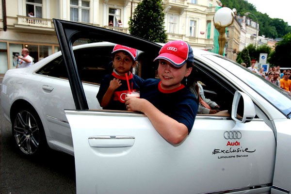 Z  festivalových limuzín Audi vyskákaly děti z dětských domovů