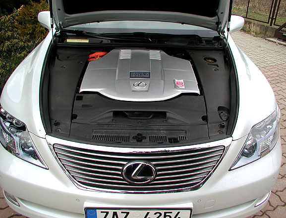 Hybridní sedan Lexus LS 600h L v testu redakce