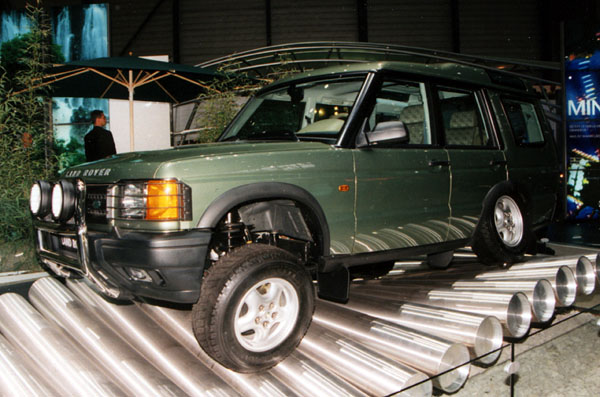 Ford podepsal definitivní smlouvu o koupi Land Roveru