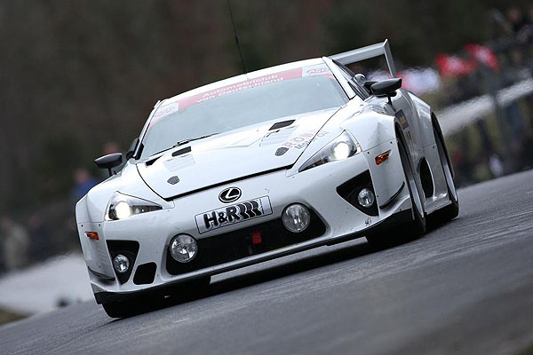 Lexus LFA úspěšně v cíli prvního letošního závodu na okruhu Nürburgring