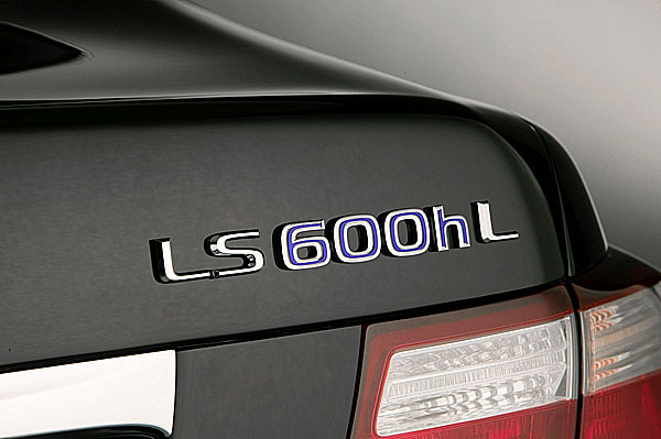 Značka Lexus vstoupí na konci srpna na český trh se svoji vlajkovou lodí – Lexus LS 600h – třetím představeným modelem s hybridní technologií.