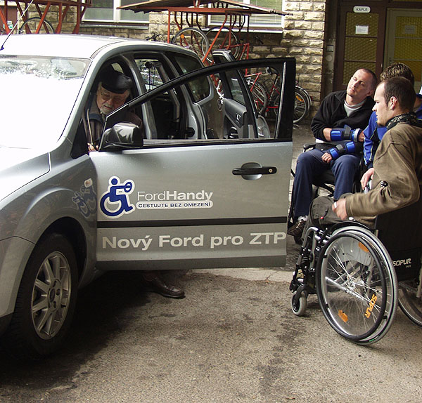 Ford pomáhá tělesně handicapovaným řidičům svým programem FordHandy