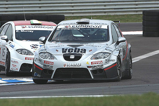 V SEAT Leon Eurocup 2008 Matějovský se SEAT Leonem na stupních vítězů