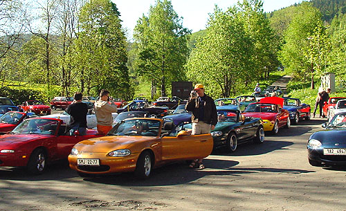 38 roadsterů Mazda X 5 na srazu „Krkonoše Tour 2002“.