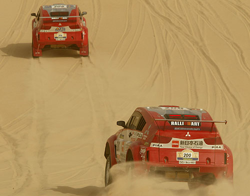 Mitsubishi po 11. etapě soutěže Dakar 2003 stále na prvním a druhém místě