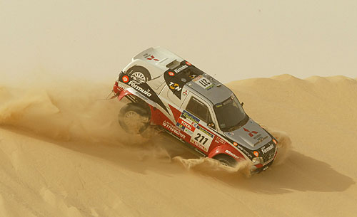 Mitsubishi po 11. etapě soutěže Dakar 2003 stále na prvním a druhém místě