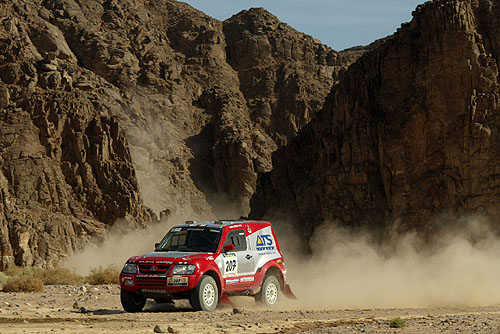 Mitsubishi po 16. etapě soutěže Dakar 2003 jsou stále na prvních pěti místech