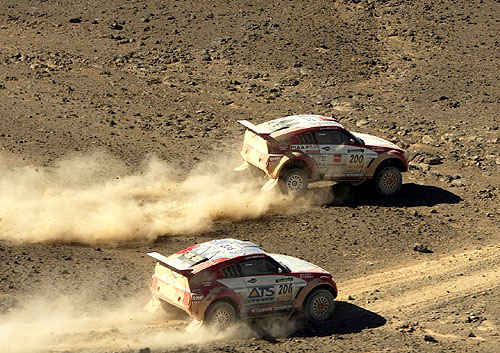 Mitsubishi 10. ledna 2003 stále na prvním i druhém místě na Dakaru 2003, na třetím místě se stále drží BMW X5