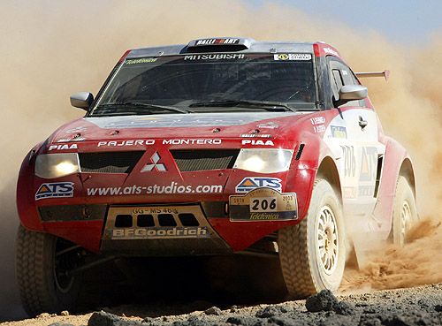 Mitsubishi 10. ledna 2003 stále na prvním i druhém místě na Dakaru 2003, na třetím místě se stále drží BMW X5