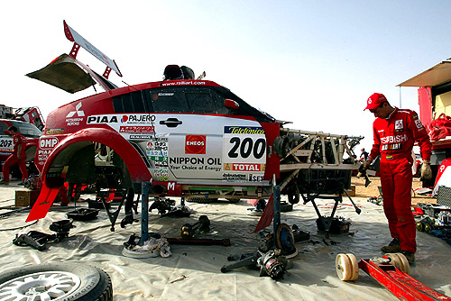 Mitsubishi po 12. etapě soutěže Dakar 2003 již na prvních pěti místech