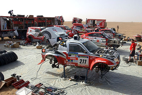Mitsubishi po 12. etapě soutěže Dakar 2003 již na prvních pěti místech