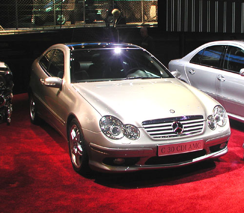 Projděme se spolu po expozici Mercedes-Benz na autosalonu, který byl zahájen v Paříži před čtyřmi dny – 28. září