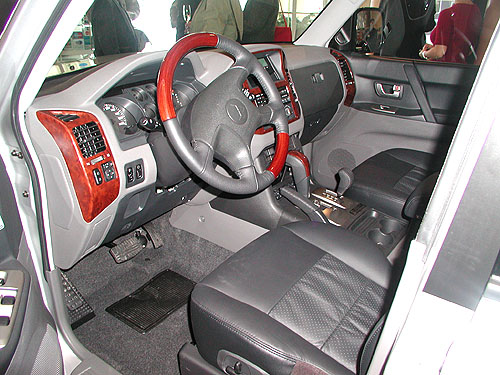 Nové Mitsubishi Pajero 2003 představeno 6. února novinářům