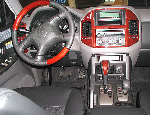 Nové Mitsubishi Pajero 2003 představeno 6. února novinářům
