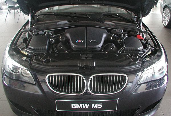 Supersportovní sedan BMW M5 k vidění na autosalonu společnosti Autec Group a.s.